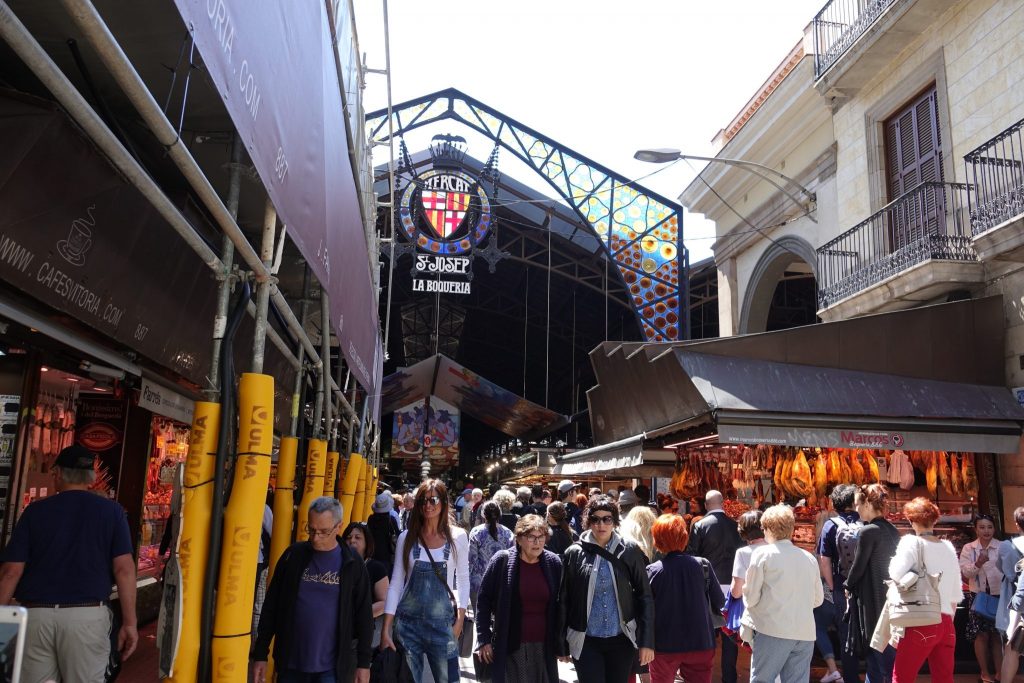 Menschen vor der Markhalle La Boqueria in Barcelona