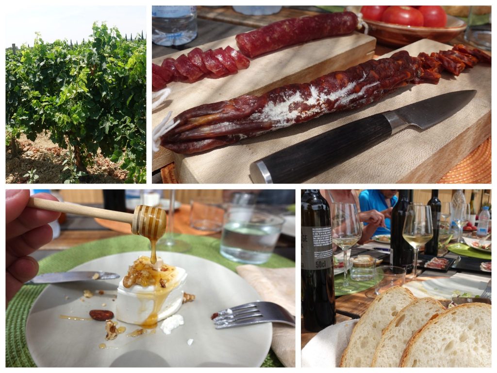 Collage vom Essen am Weingut La Vinyeta: oben links: grüne Weinstöcke; oben rechts: zwei längliche aufgeschnittene Würste und ein Messer; unten links: ein weißer Käse über den Honig mit einem runden Stab getropft wird; unten rechts: Blick auf Tisch mit Brot und Weinflaschen