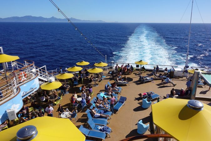 Sonnendeck im Heck eines Kreuzfahrtschiffes