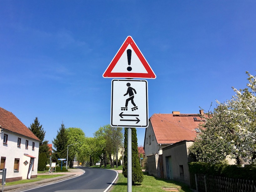 Fläming-Skate: Verkehrsschild Vorsicht Skater