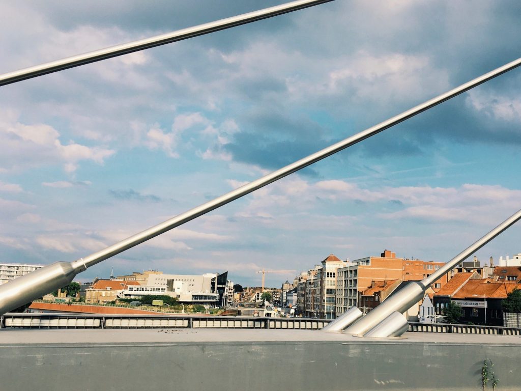 Brückengeländer mit Stadt im Hintergrund in Kortrijk