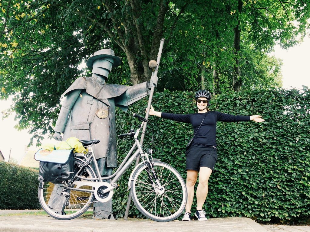 Pilgerstatue, ein Rad und ich