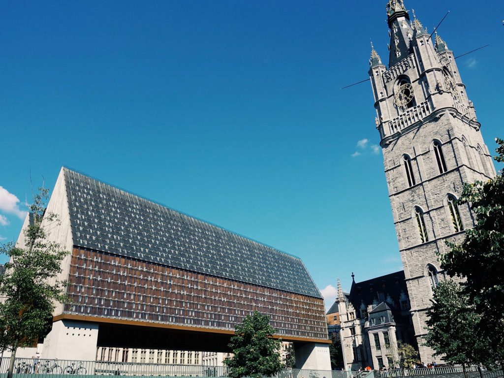 Die offene Markthalle und der hohe Turm des Belfrieds in Gent