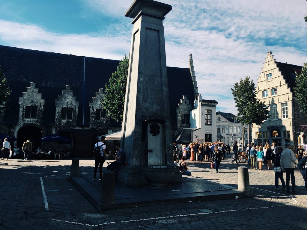 Die Säule des Trinkbrunnen, Menschen, Häuser