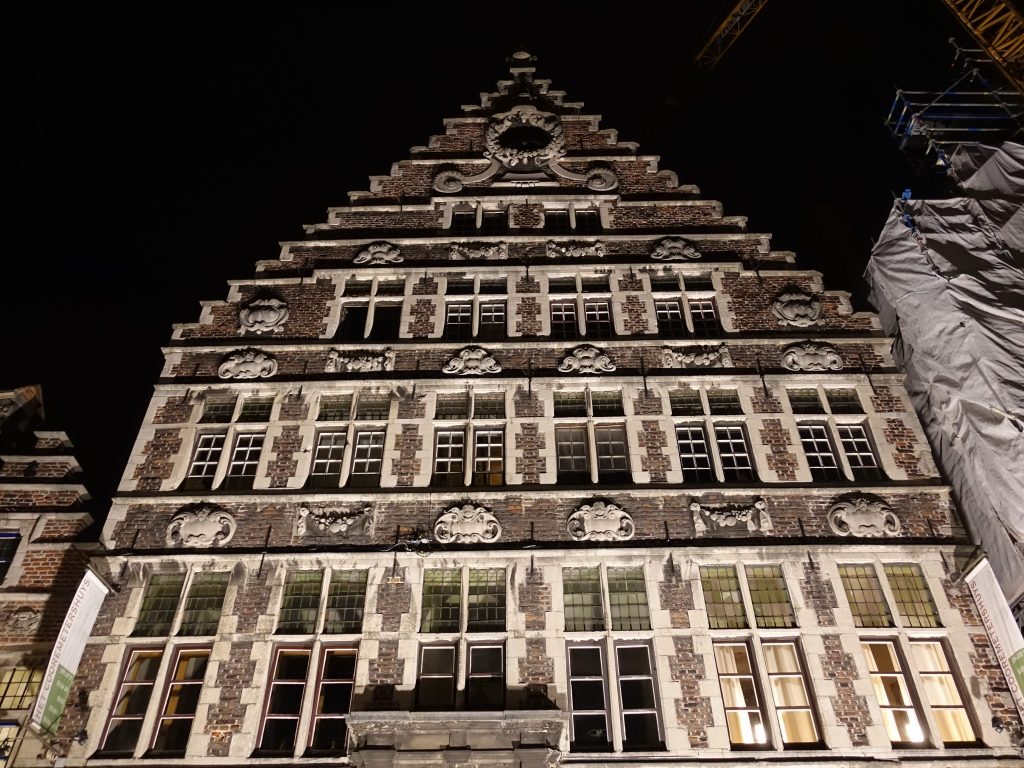Beleuchtetes Haus an der Graslei in Gent