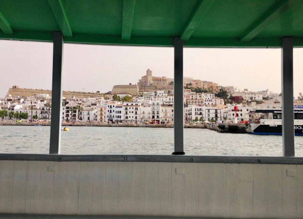 Der Ausblick auf Ibiza vom Boot