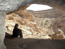 Pause im Schatten einer Höhle im Daroch Canyon