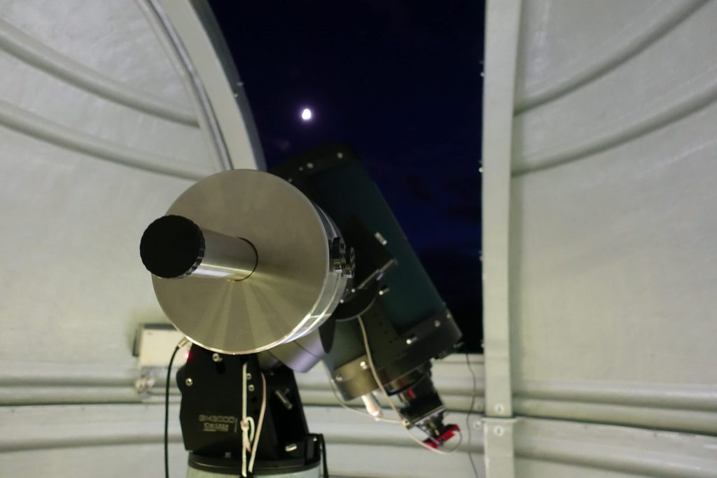 das Teleskop im Oberservatorium zu gehen; die Kuppel ist geöffnet und gibt den Blick auf den Mond frei