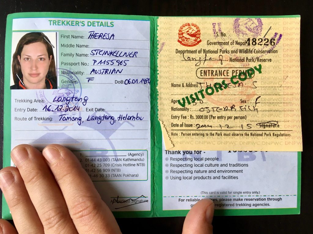 Meine grüne TIMS Card mit Passfoto für die Langtang Region. Auf der rechten Seite ist das beige Entrance Permit