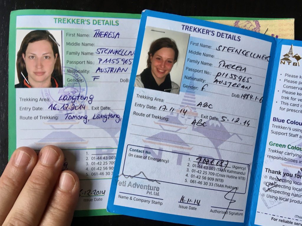 Meine grüne FIT TIMS Card und meine blaue GT TIMS Card in Nepal mit Paßfoto