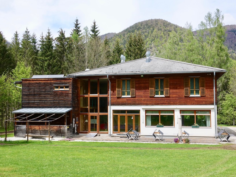 Haus von außen mit Terrasse