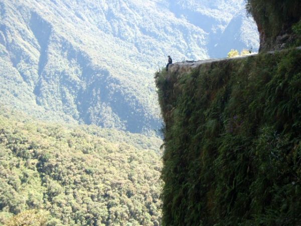 Ich am Rande des Abgrunds auf der Straße des Todes in den Yungas in Bolivien