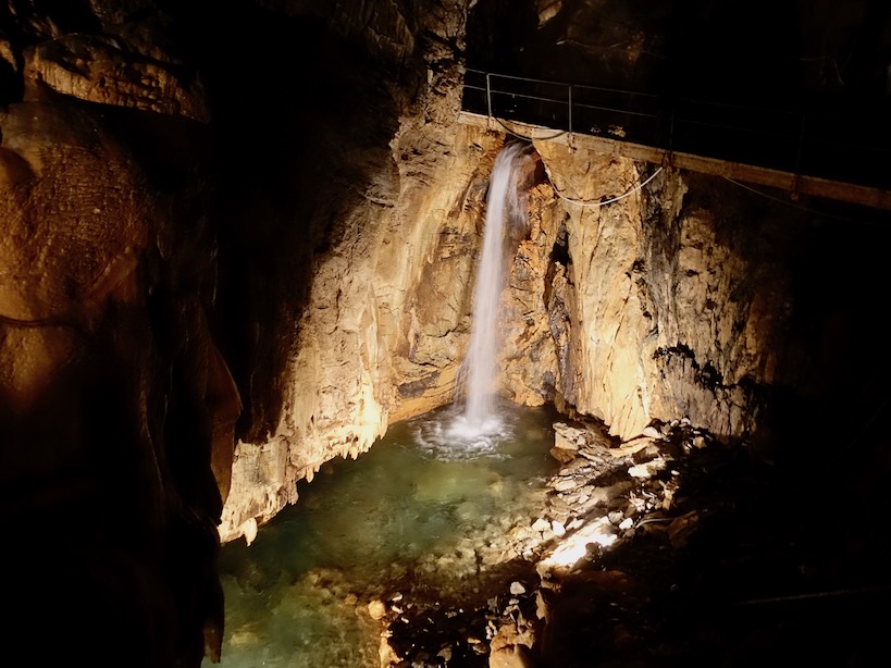 Piemont: Wasserfall in der Grotta di Bossea
