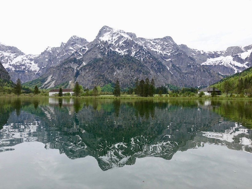 Bergpanorama mit einer identen Spiegelung im See